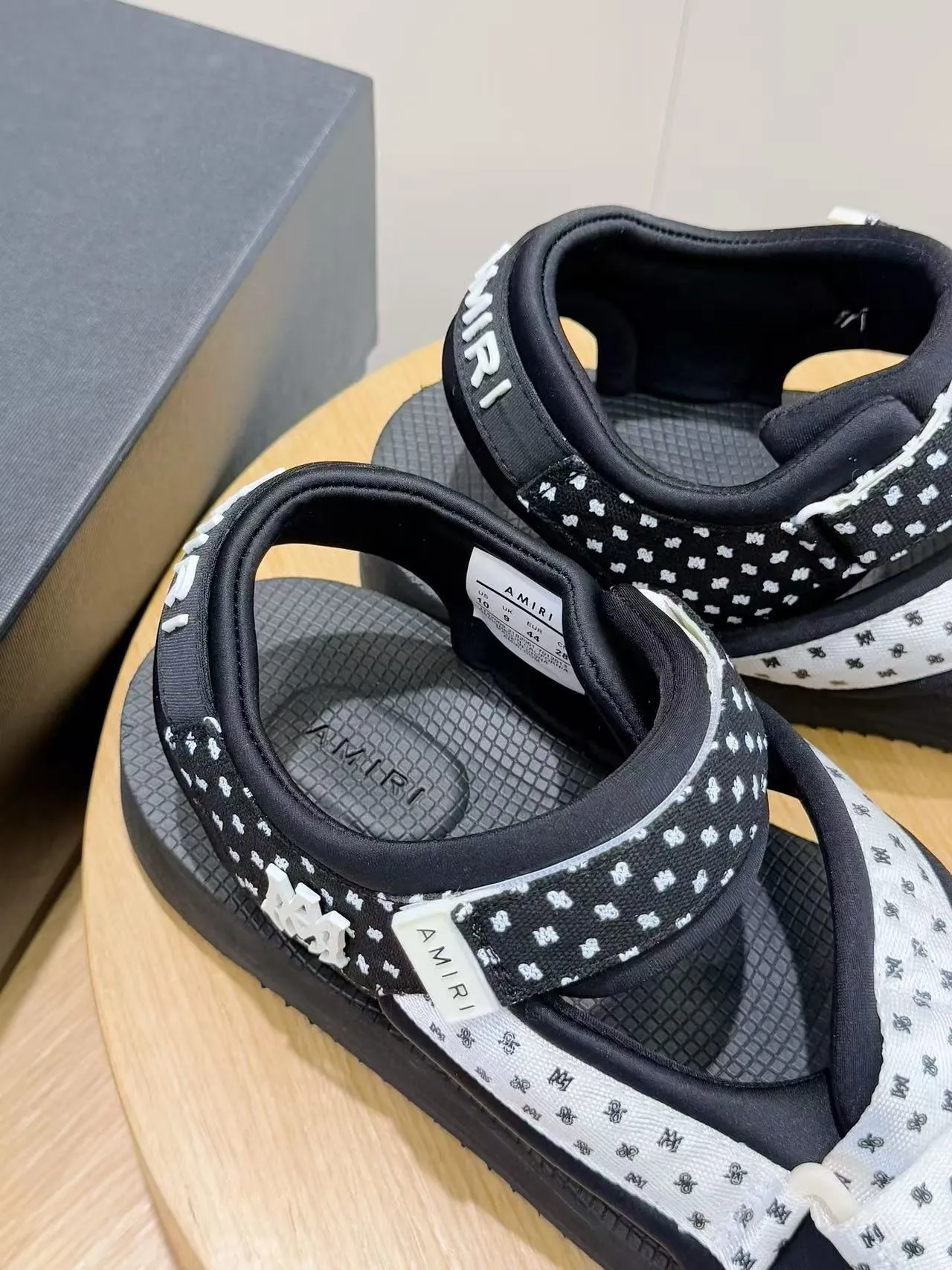 [AMIRI*AMIRI] P:500💰 Size: 39-45 Official website new original version 1:1 AMIRI*AMIRI classic men's sandals, high-end boutique, original material, TPU foam bottom, fine workmanship, casual, loose and comfortable, a must-have in summer.